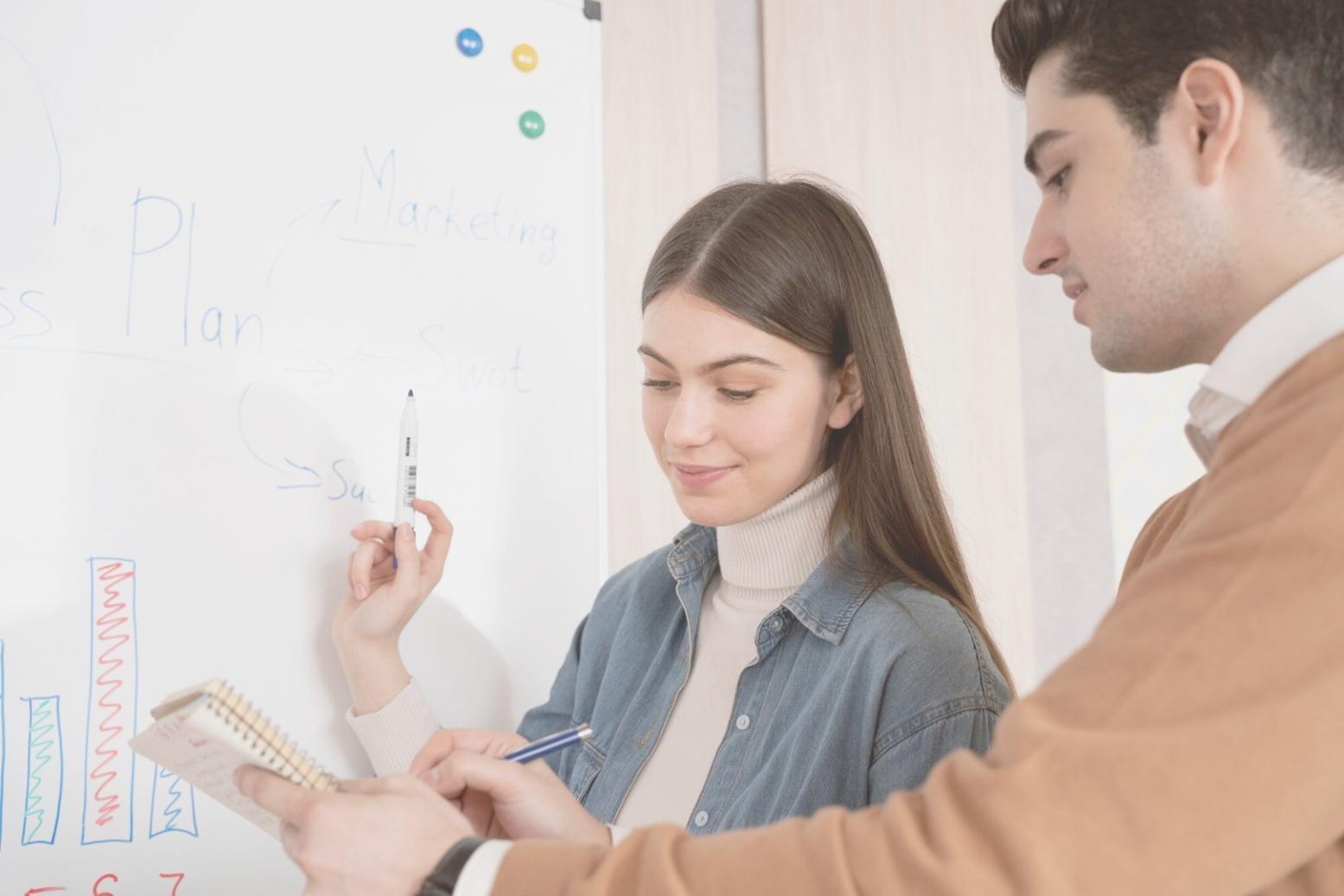 Oficina moderna de startup tecnológica con espacios colaborativos