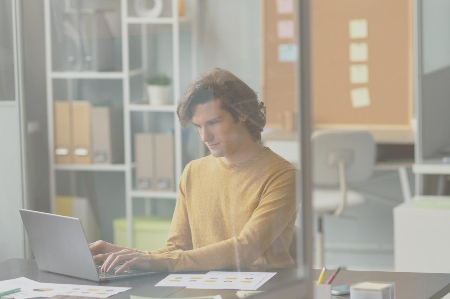 Equipo de belorafexiq trabajando en análisis financiero para empresa española